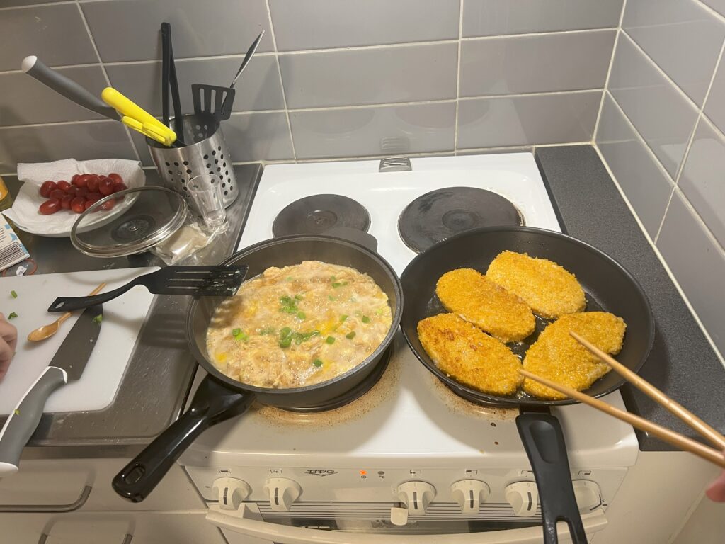 炸豬排親子丼料理中