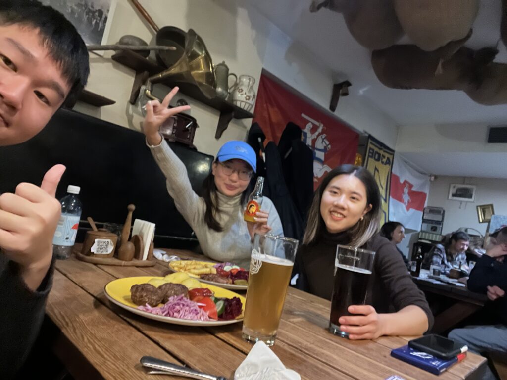 曉萌（右）和她的台灣室友（左）